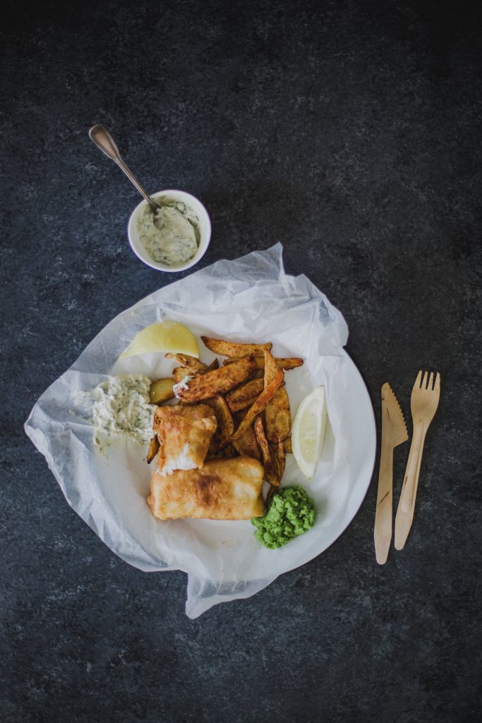 Fish and Chips, Potatoes au four, mushy Pea et sauce tartare express