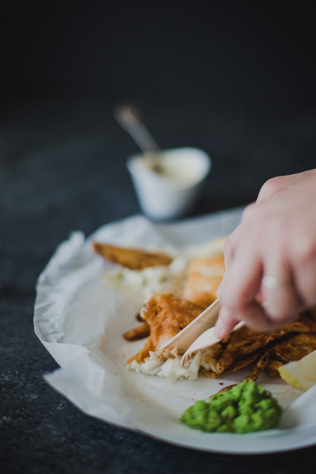 Fish and Chips, Potatoes au four, mushy Pea et sauce tartare express